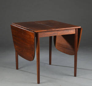 Spisebord med to klapper og to tillægsplader. 3