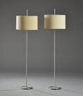  Et par standerlamper af  blankt letmetal, hver med to fatninger. 2