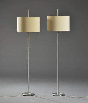  Et par standerlamper af  blankt letmetal, hver med to fatninger. 2