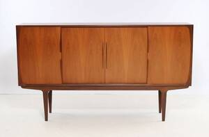 Dansk Møbelproducent. Skænk af teaktræ med profileret front med fire skydelåger