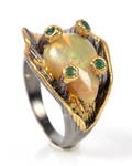 Opal ring m smaragder, rhodineret samt guldbelagt sterling sølv, ca. 3 ct.