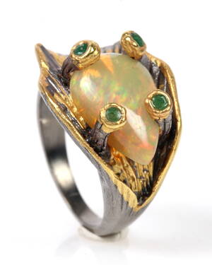 Opal ring m smaragder, rhodineret samt guldbelagt sterling sølv, ca. 3 ct.