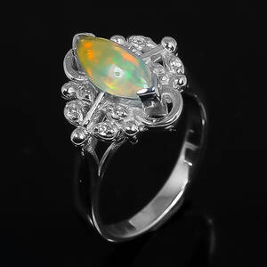 Opal ring. Marquisesleben opal, hvidgulds belagt sterling sølv.
