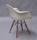 Charles Eames 1907 - 1978. Armstol, model DAW, creme
