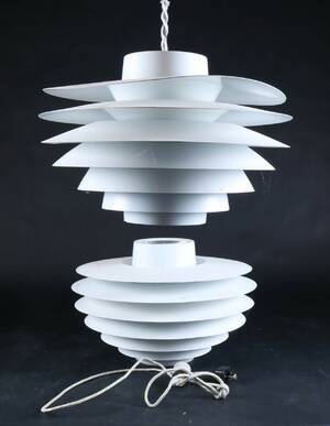 Sven Middelboe for Nordisk Solar. Par Verona pendler af hvidlakeret aluminium 2