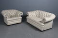 To-pers sofa samt lænestol betrukket med lyst læder, Chesterfield stil