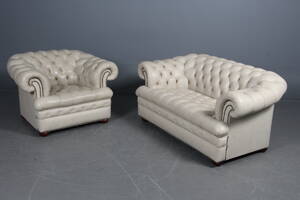To-pers sofa samt lænestol betrukket med lyst læder, Chesterfield stil