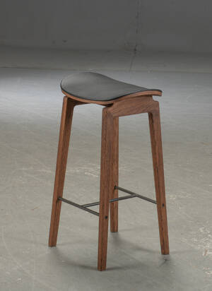 Rune Krøjgaard og Knut Bendik Humlevik for NORR11. Barstol model NY11 New York Bar Chair, massiv valnød-bejdset eg læder  Denne vare er sat til omsalg under nyt varenummer 5136230