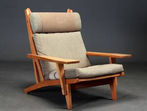 Hans J. Wegner. Højrygget lænestol, model GE-375 