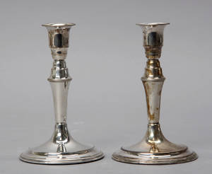 Svend Toxværd. Par udfyldte sølvstager 2