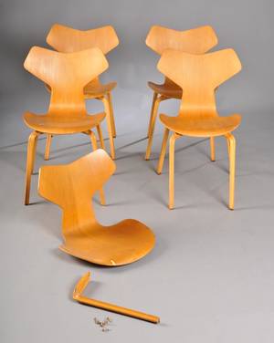 Arne Jacobsen Sæt på fem Grand Prix stole i teak. 5