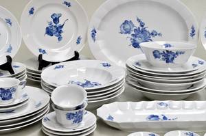 Kgl. P. Blå Blomst kantet og flettet, dele til spise- og kaffestel74