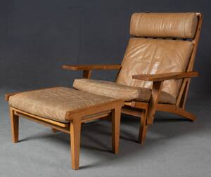 Hans J. Wegner, Sessel mit Hocker Model GE-375 für Getama 2