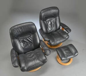 Stressless. Et par lænestole med sort læder med tilhørende skammel 3  Denne vare er sat til omsalg under nyt varenummer 4336009