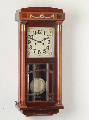 Vægur i kasse af mahogni. Ca. 1920