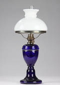 Petroleumsbordlampe af blåt glas. Ca. 1900.