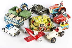 PLÅTLEKSAKER, ett parti b.l.a Gama