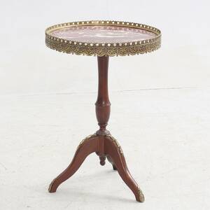 PELARBORD. Trä med marmorskiva. Dekor av gulmetall.