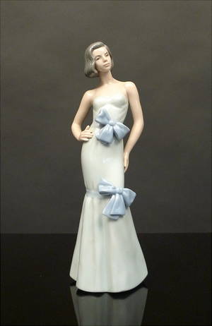 Nao, figurin i porslin, dam i klänning