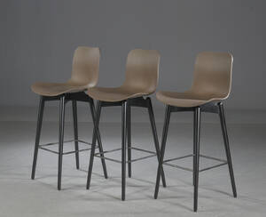 Rune Krøjgaard og Knut Bendik Humlevik for NORR11. Tre barstole model Langue Bar Chair, massiv sortlakeret bøg og plast 3