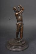 Bronzefigur af golfspiller.