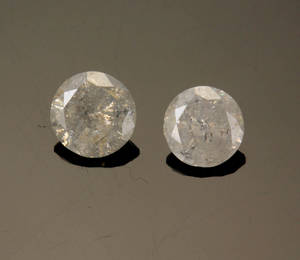 To uindfattede diamanter, ca. 1.50 ct