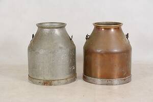 MJÖLKKANNOR, 2 st, koppar och metall, 1900-tal.