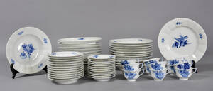 Royal Copenhagen  Kgl. P. Blå Blomst Kantet. Kaffestel samt spise- og dybe tall. af porcelæn 48