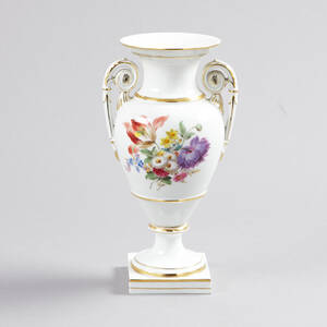 Vas med hänklar i porslin Meissen