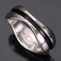 Georg Jensen. Ring af sterlingsølv med oxideret stribe, dessin nr. 574