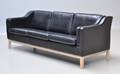 Dansk møbelproducent. 3-pers. sofa i sort læder