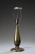 Just Andersen bordlampe af patineret diskometal, dessin 2256 