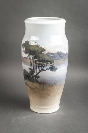 Royal Copenhagen. Stor vase af porcelæn 