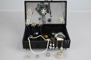 SMYCKESSKRIN med smycken och bijouterier, bl.a. silver