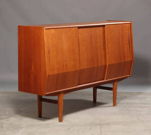  Høj skænk af teaktræ, dansk møbelproducent 1960erne