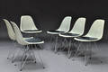 Charles Eames 1907-1978. Sæt på seks skalstole med sædepolstring i sort læder, model DSR 6