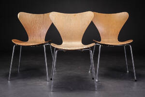 Arne Jacobsen. Tre syverstole af egetræ, model 3107 3