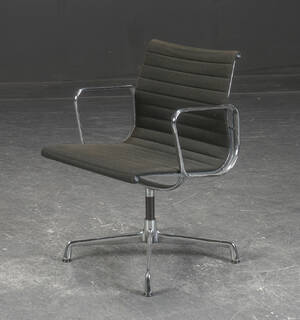 Charles Eames. Armstol, model EA 107