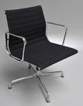 Charles Eames. Armstol, model EA 108. Nyeste generation med chrom-ring