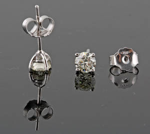 Earrings set with brilliant cut diamonds 0.90ct