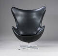 Arne Jacobsen. Lænestol, Ægget , betrukket med originalt sort læder. Fra 1969  , model 3316 .   Denne vare er sat til omsalg under nyt varenummer 4783253