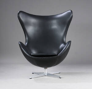 Arne Jacobsen. Lænestol, Ægget , betrukket med originalt sort læder. Fra 1969  , model 3316 .   Denne vare er sat til omsalg under nyt varenummer 4783253