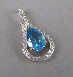 Topaz- og diamant vedhæng.