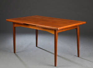 Spisebord af teak og  fineret teaktræ med hollandsk udtræk.