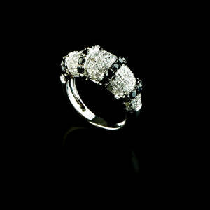 Ring 14 k vitguld vita och svarta diamanter