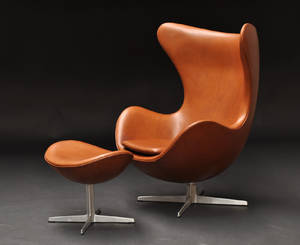 Arne Jacobsen 1902-1971. Ægget med tilhørende fodskammel med cognacfarvet læder. Tidlig produktion fra 1966