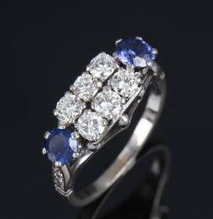 Safir- og brillantring af 14 kt. hvidguld, i alt ca. 1.75 ct.1900-tallets midte