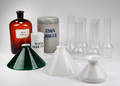 Tre diverse skærme af glas, 6 glaspetroleumsindsatse m.m. 12
