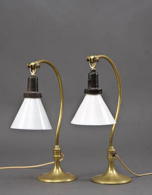 Par bordlamper af messing med skærme af hvidt opalineglas 2