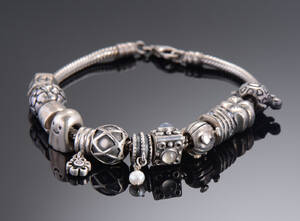Pandora armbånd med charms